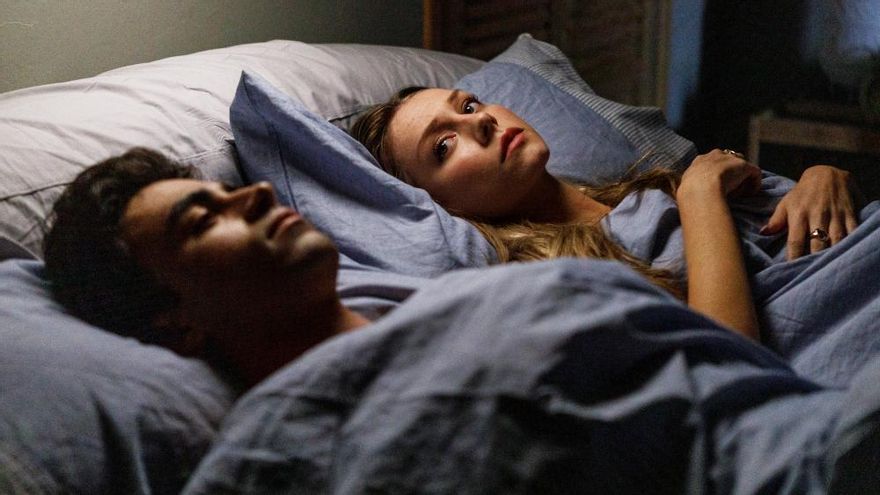 Samuel (Itzan Escamilla) y Carla (Ester Expósito) en 'Historias breves'