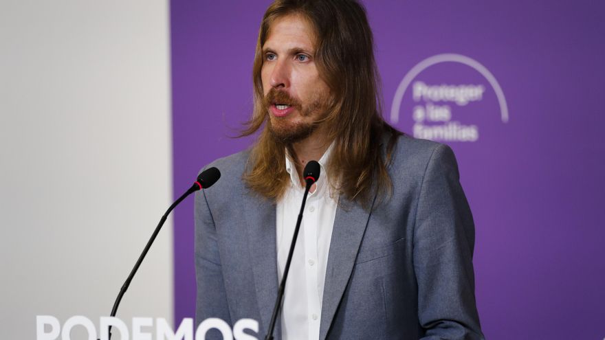 El portavoz de Podemos, Pablo Fernández durante la rueda de prensa ofrecida este lunes en Madrid. EFE/Luis Millán