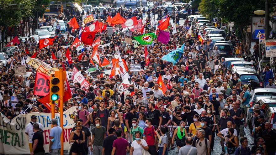 Un millar de personas protesta en Nápoles contra el G20 y a favor del planeta