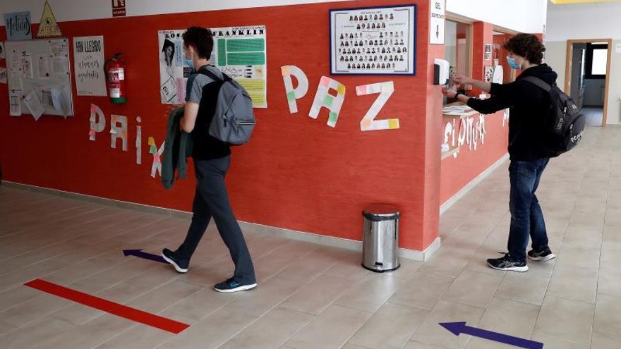 Un alumno se desinfectan las manos antes de entrar en un aula del IES Simone Veil de Paracuellos del Jarama, Madrid, comunidad en la que reabren este martes los institutos de Educación Secundaria para ofrecer clases voluntarias de refuerzo a los alumnos de 2º de Bachillerato que van a realizar las pruebas de la Evaluación del Bachillerato para el Acceso a la Universidad (EBAU) los días 6, 7, 8 y 9 de julio.