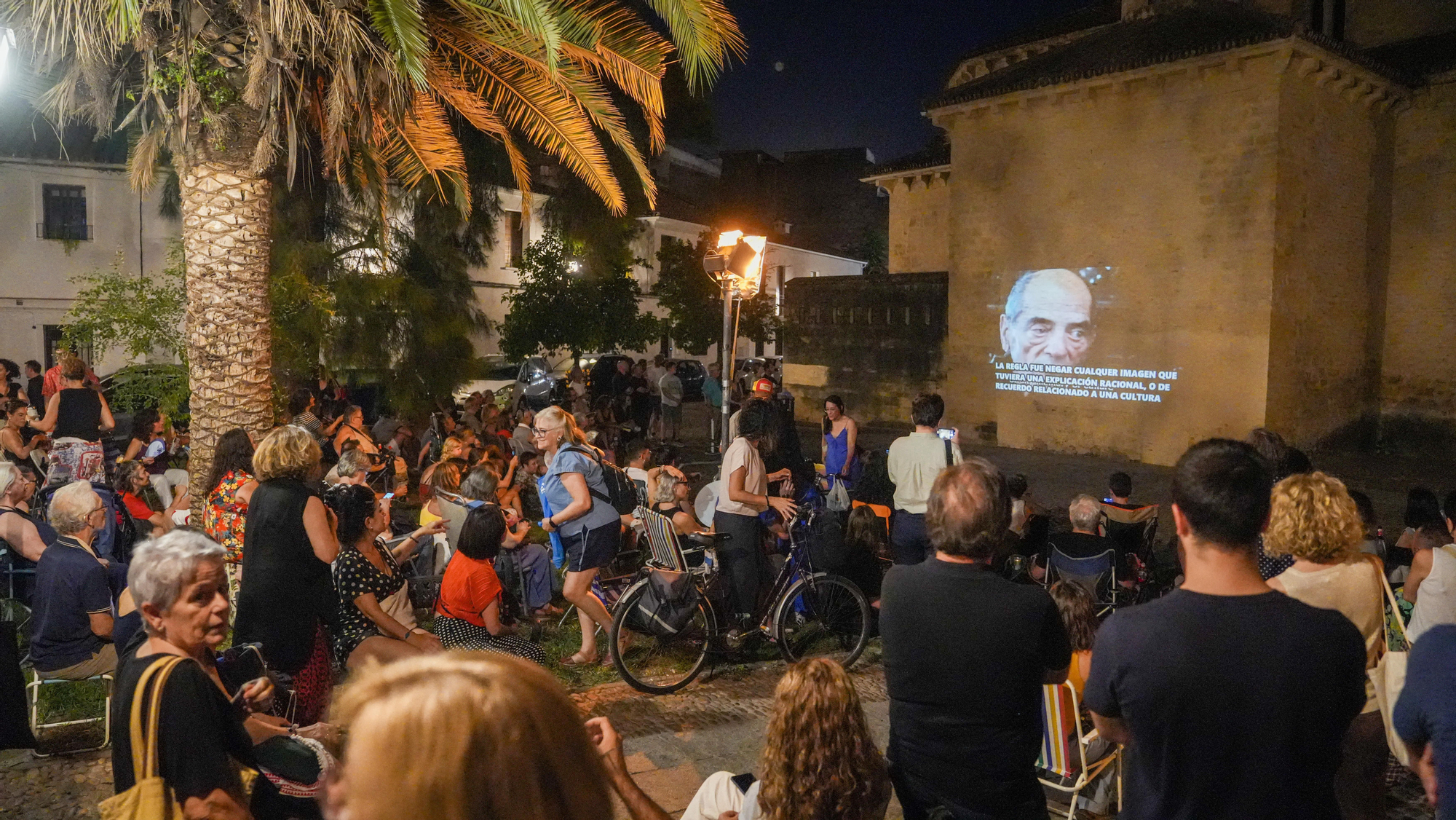 Concentración en defensa de los cines de verano, con la proyección de Un perro andaluz en la plaza de la Magdalena