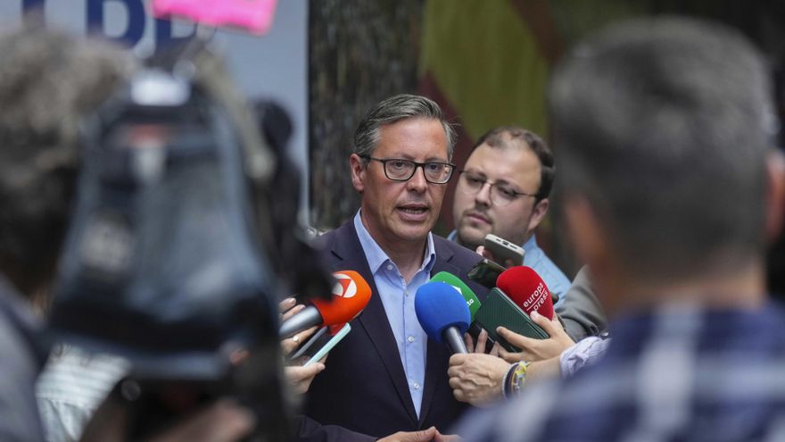 El presidente de la Comisión Organizadora del Congreso del PP, Alfonso Serrano, realiza declaraciones a los medios a las puertas de la sede del PP.