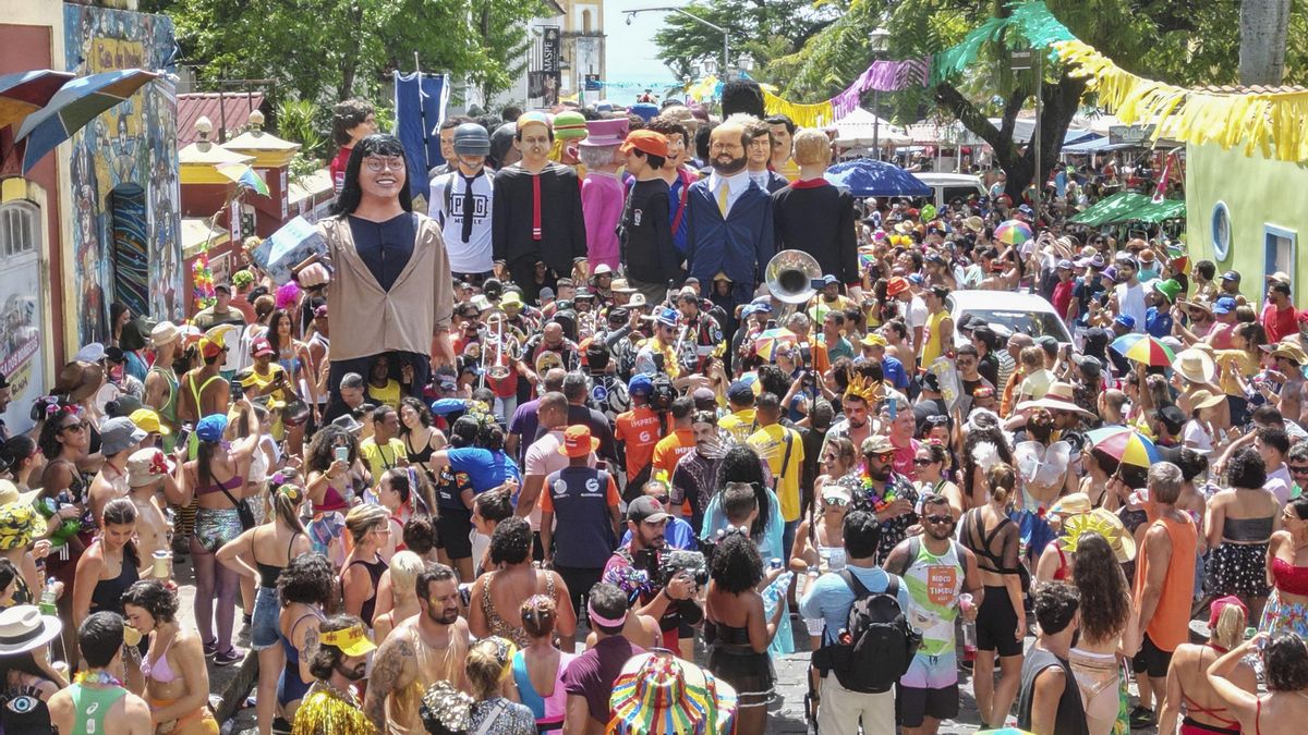 Fotografía de muñecos gigantes que retratan a personalidades nacionales e internacionales durante un desfile hoy, en el Carnaval de Brasil en Olinda, Pernambuco (Brasil). EFE/ Ney Douglas