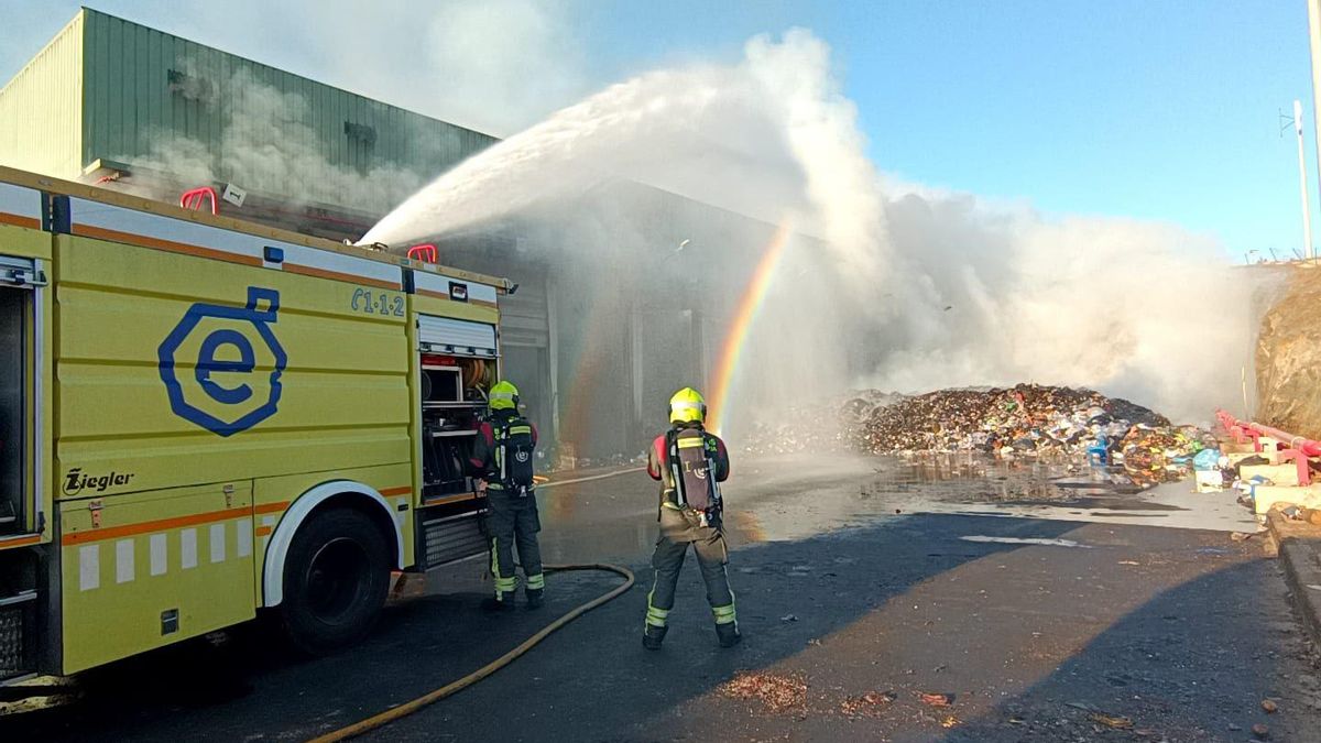Presencia de material inflamable entre los restos de poda: primeras hipótesis sobre el incendio en el vertedero de Juan Grande