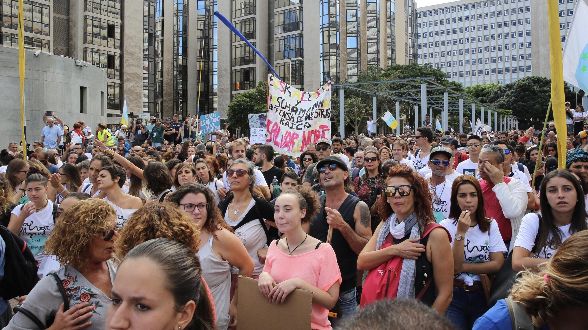 Manifestantes contra el macromuelle en Agaete.