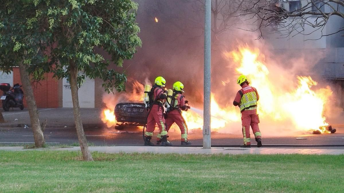 Los bomberos actuando en el incendio
