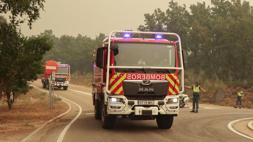 Un camión de Bomberos en las inmediaciones de Cerdillo, una de las localidades sanabresas que están siendo desalojadas por el incendio de Porto (Zamora).