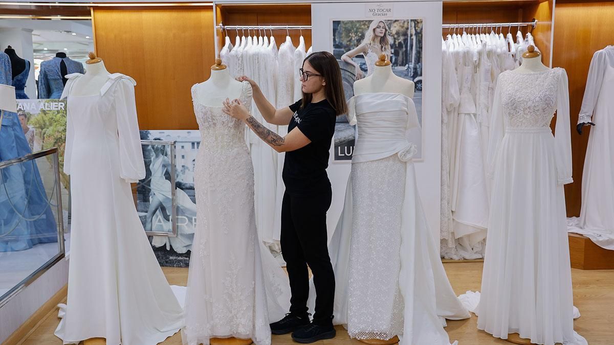 Vestir para una boda en la era de Shein: la fórmula del ‘pueblo de las novias’ de España para vencer al 'fast fashion'