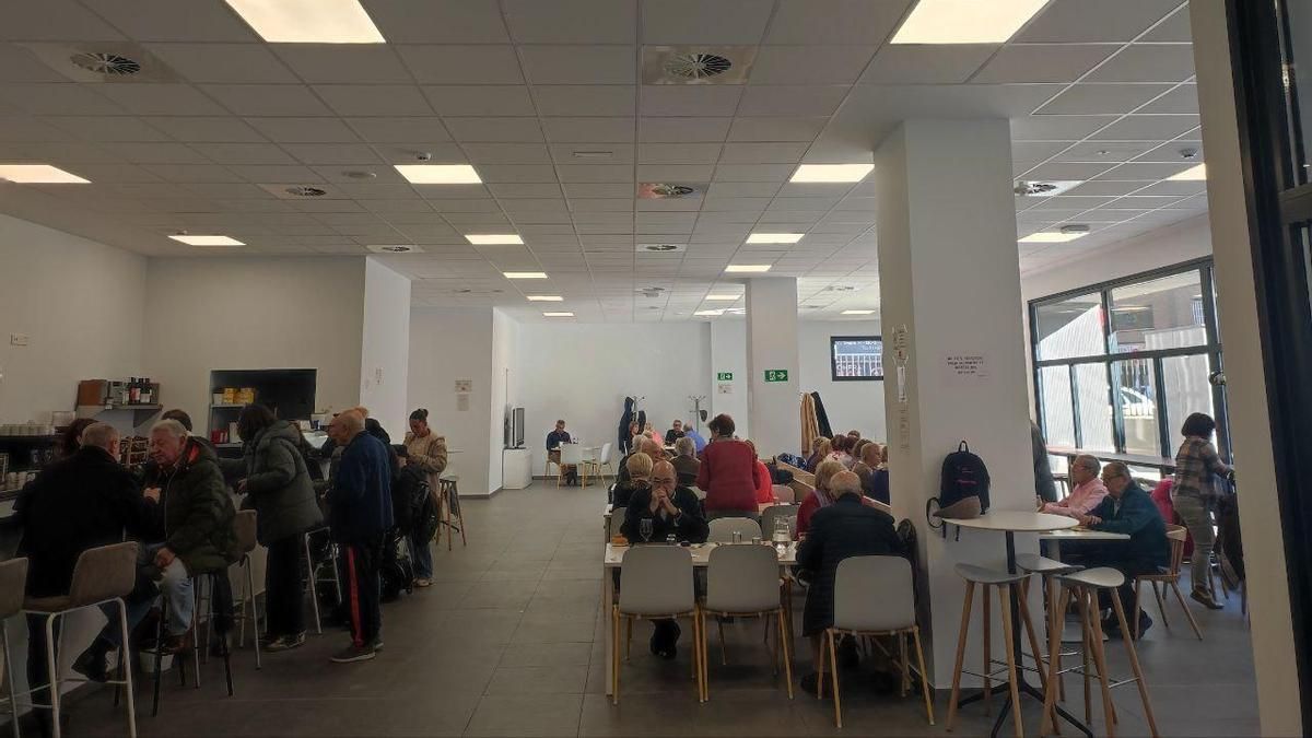 Mayores comen en la cafetería del Centro Intergeneracional Ouka Leele.