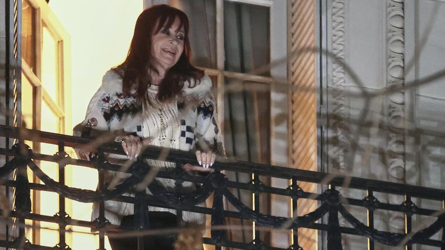 Cristina Fernández pregunta a la Justicia argentina: "¿Puedo salir o no al balcón?"