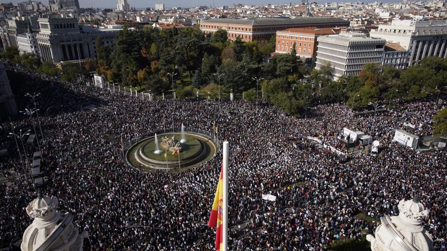 Una multitud se concentra en la plaza de Cibeles para protestar contra la gestión sanitaria de Ayuso.