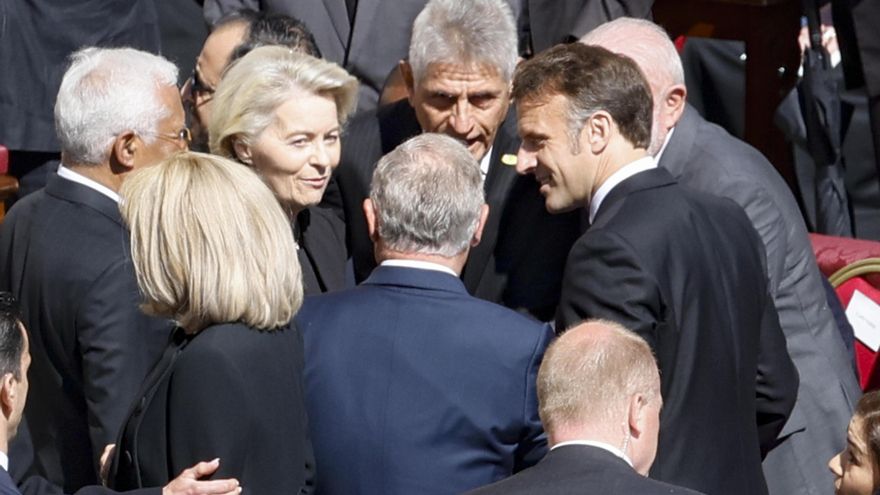 La presidenta de la Comisión Europea Ursula von der Leyen y el presidente francés, Emmanuel Macron, en el funeral del Papa