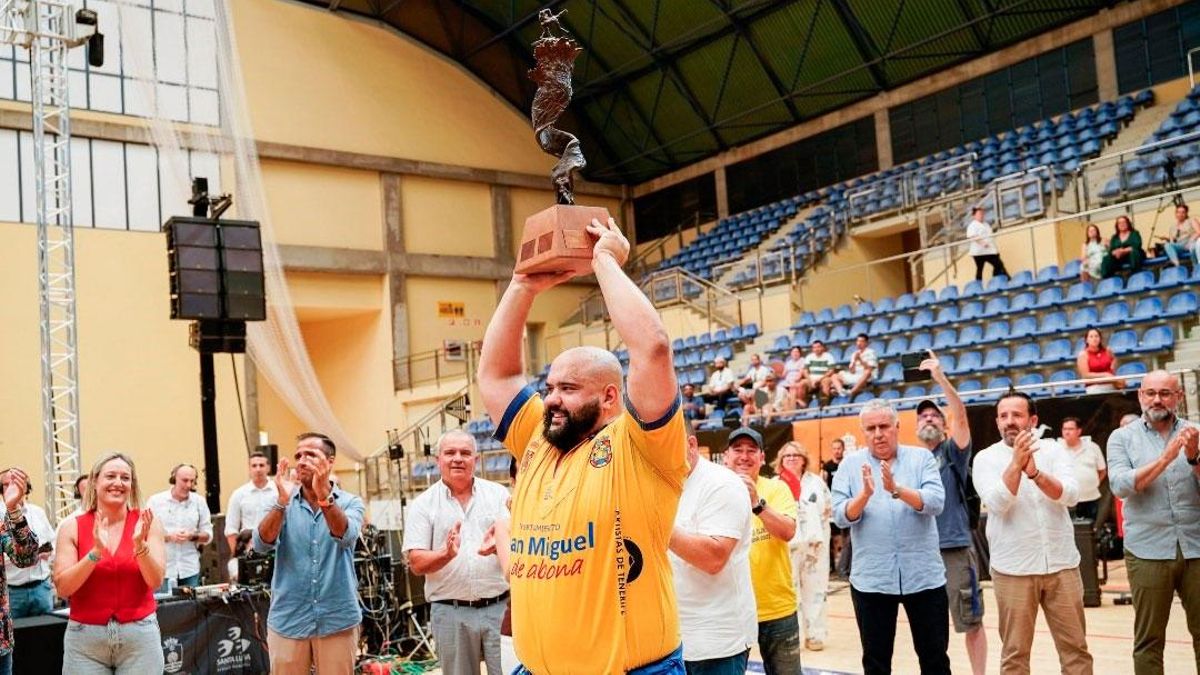 Cristian García levanta el trofeo de campeón