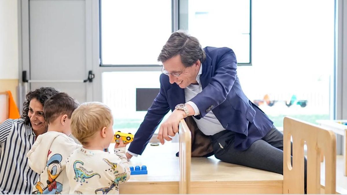 El alcalde de Madrid, José Luis Martínez-Almeida, en una de las fotos compartidas por el Ayuntamiento en la presentación del Plan de Natalidad.