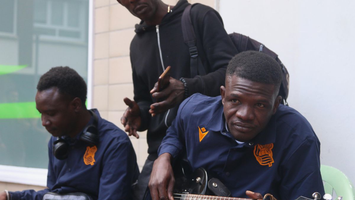 Músicos malienses tocan sus canciones en el barrio Amara Berri