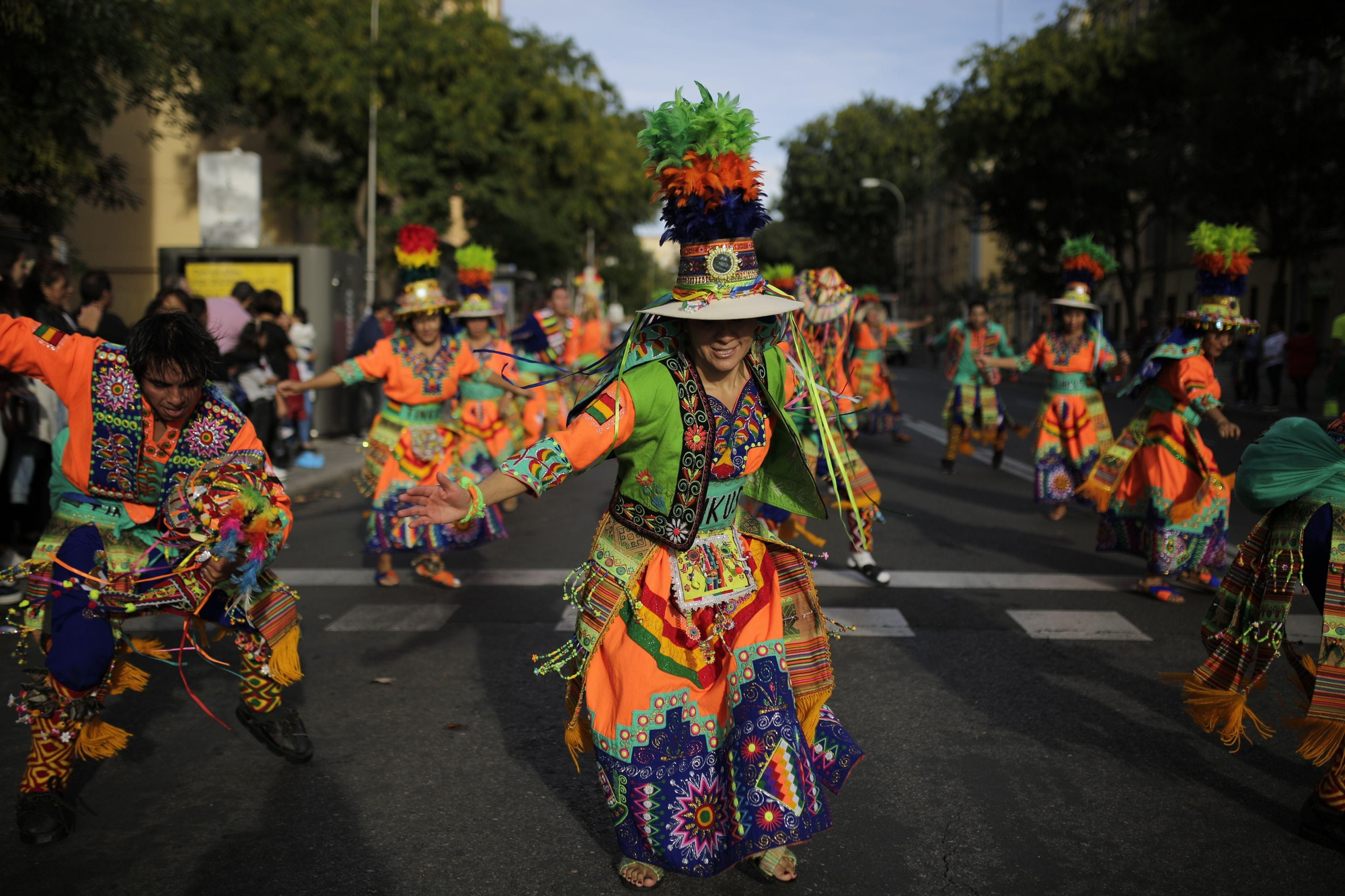 Folclore latino y pancartas anticolonialistas recorren Madrid el 12 de octubre. OLMO CALVO.