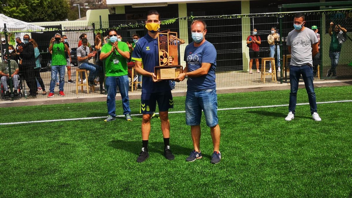 Sergio Rodríguez, alcalde de El Paso (d), entrega el trofeo.
