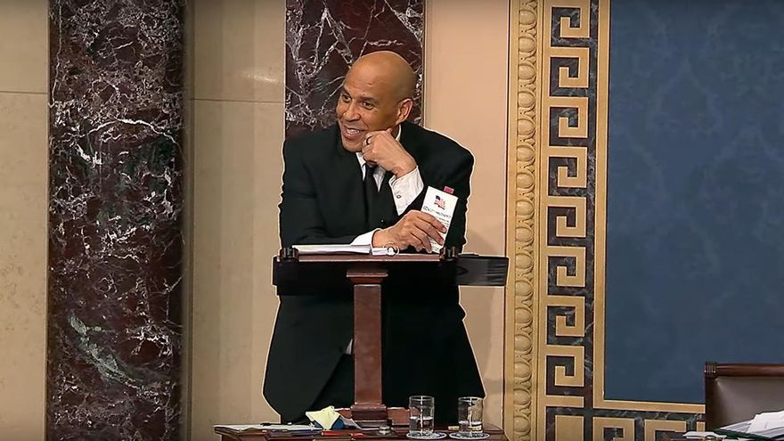 Un senador de EEUU bate el récord del discurso más largo en la cámara tras 25 horas de críticas a las políticas de Trump