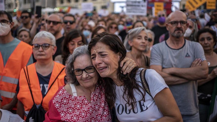 Dos manifestantes se abrazan en la concentración. A la derecha Ester Pascual, portavoz de la asociación ReCoVa. 