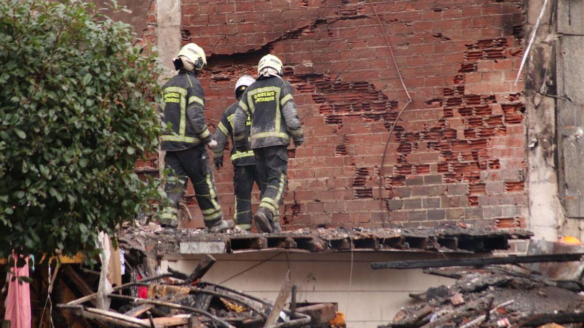 Los bomberos trabajan sobre la zona afectada.