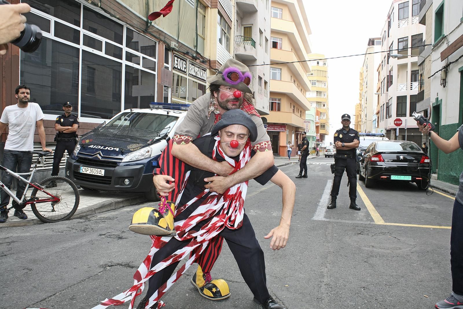 Performance frente al Consulado de Marruecos de Pallasos en Rebeldía (ALEJANDRO RAMOS)