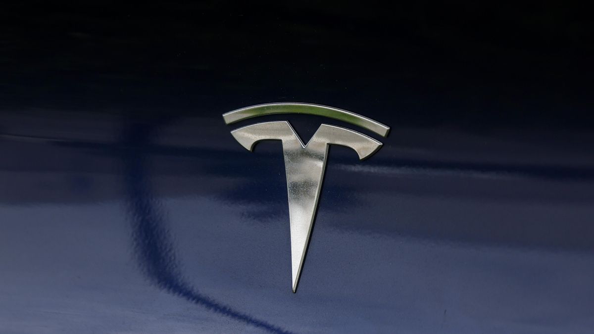 Fotografía de archivo del logo de Tesla