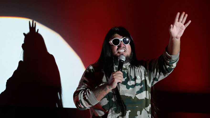 Carlos Ballarta conquista con su humor mexicano que aborda desde el racismo a la religión