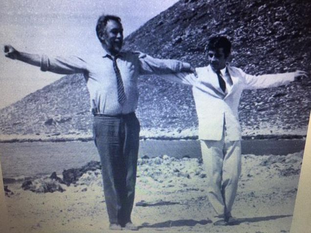 Anthony Quinn y Alan Bates bailando el sirtaki