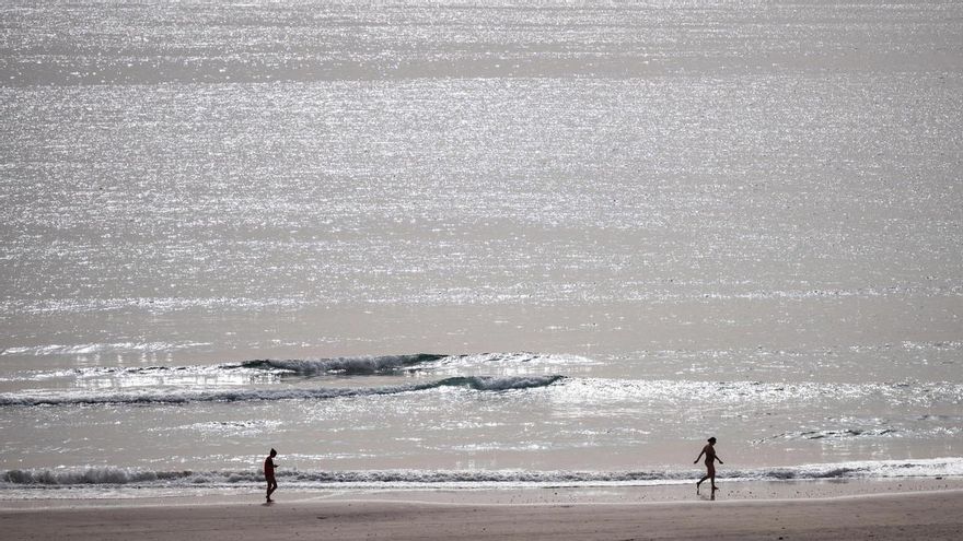 La calima y las altas temperaturas, de hasta 30 grados, persisten este domingo en Canarias