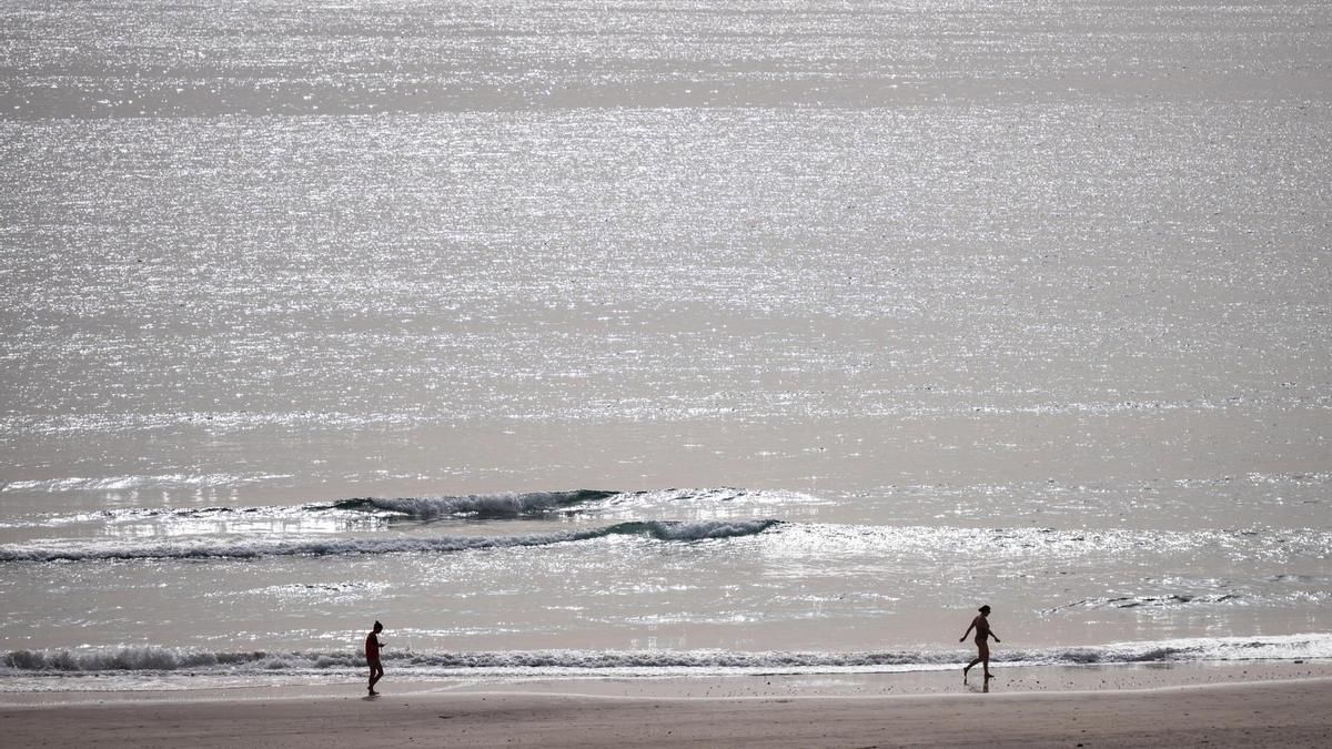 La calima y las altas temperaturas, de hasta 30 grados, persisten este domingo en Canarias
