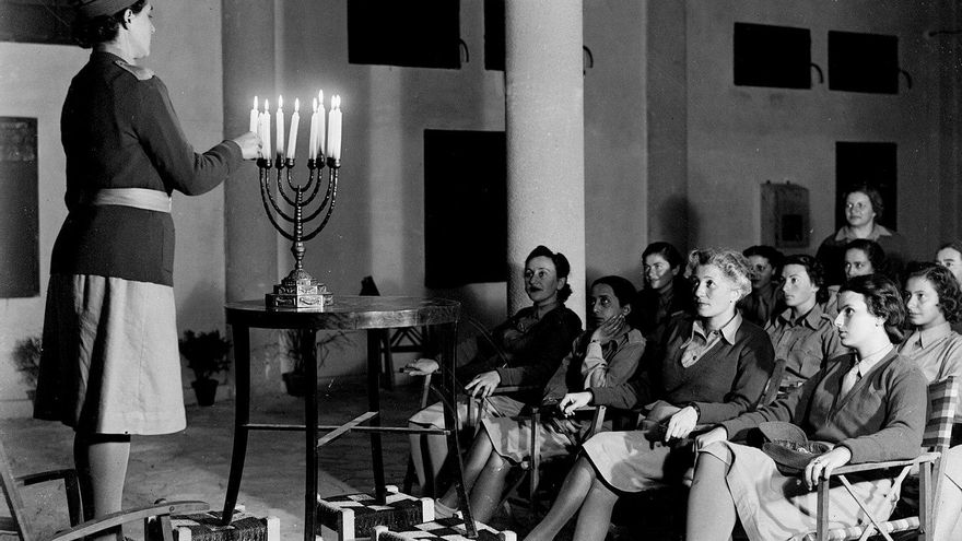 Judíos voluntarios del servicio auxiliar británico celebrando en Egipto