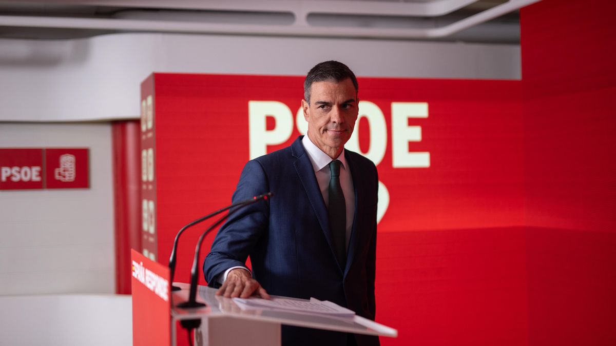 El secretario general del PSOE y presidente del Gobierno, Pedro Sánchez, durante una rueda de prensa, en la sede del PSOE.