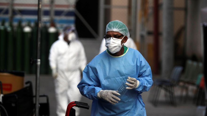 Un médico trabaja el centro de triaje del Hospital Escuela Universitario donde atienden pacientes con coronavirus en Tegucigalpa (Honduras). EFE/Gustavo Amador/Archivo