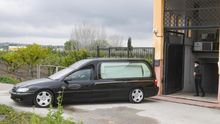 Un coche fúnebre a las puertas de una residencia.