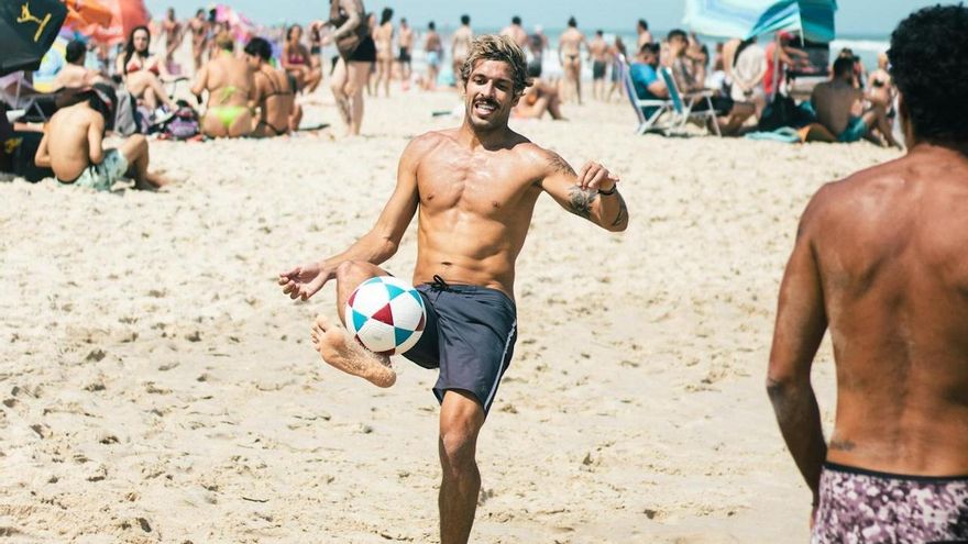 Ejercicios en la playa más eficaces y divertidos que caminar o correr