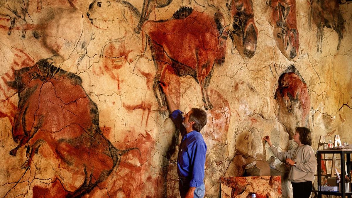Matilde Múzquiz (d) y Pedro Saura trabajando en la réplica de la cueva de Altamira