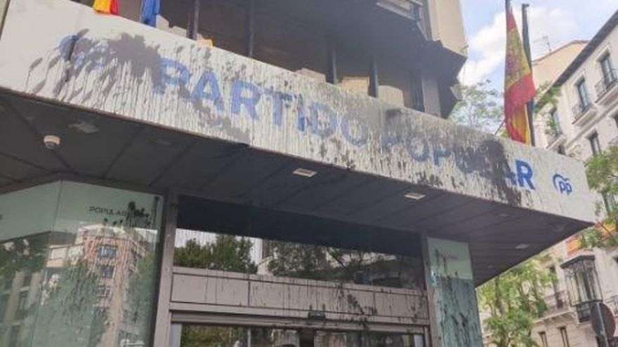 La sede del PP en Génova 13 cubierta con pintura.