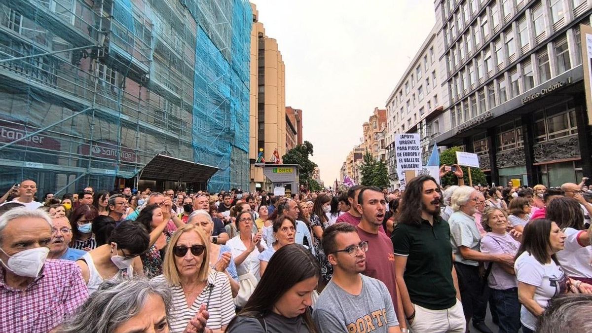 Una multitud muy enfadada en León protestando por la gestión de los incendios forestales