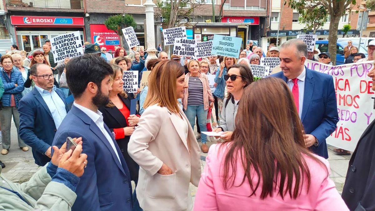 La presidenta de Cantabria, María José Sáenz de Buruaga (PP), llega al Mercado de Abastos entre protestas ciudadanas por la sanidad y la educación.