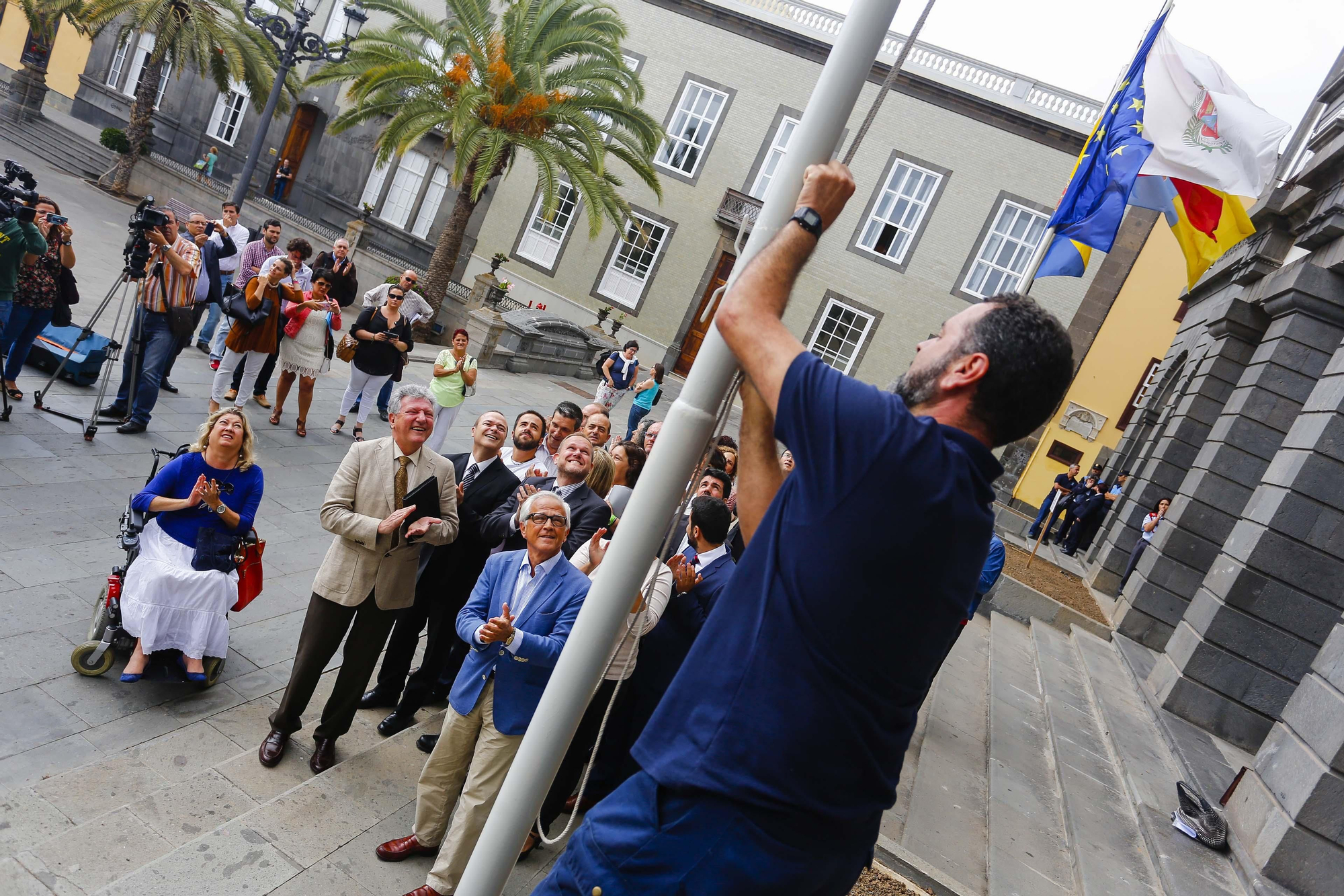 Izado de la bandera transexual en el Ayuntamiento de Las Palmas de Gran Canaria.