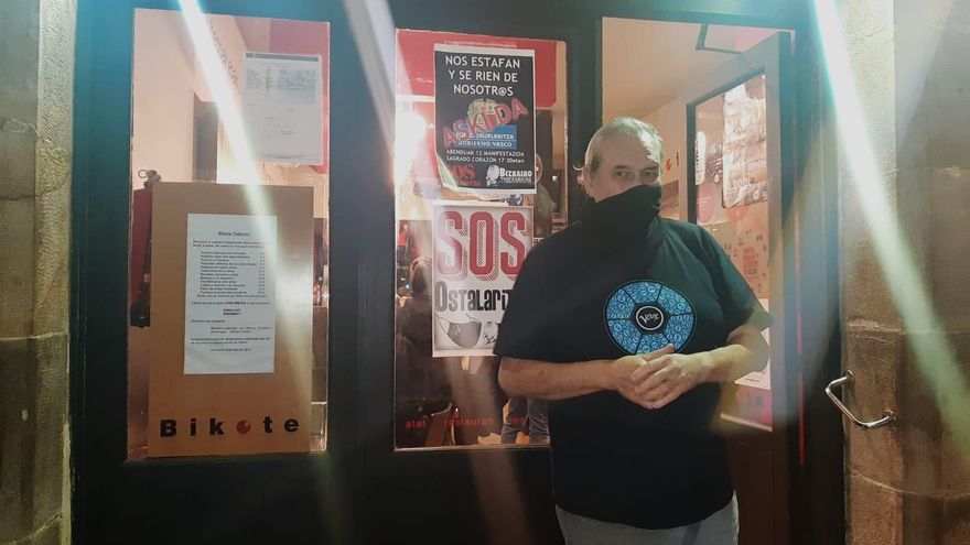 Imanol Larizgoitia, propietario del bar Bikote, en Bilbao