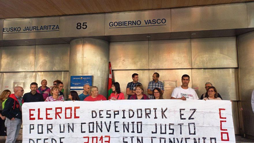 Las limpiadoras de la sede del Gobierno vasco en Bilbao en huelga indefinida: "Estamos hartas de ser invisibles"