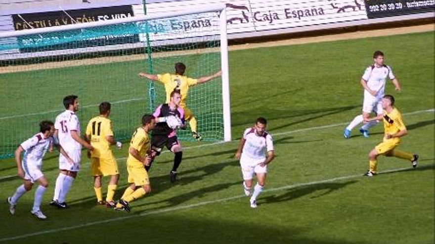 El Burgos inquietó poco a Diego Calzado, que volvió a ser titular.
