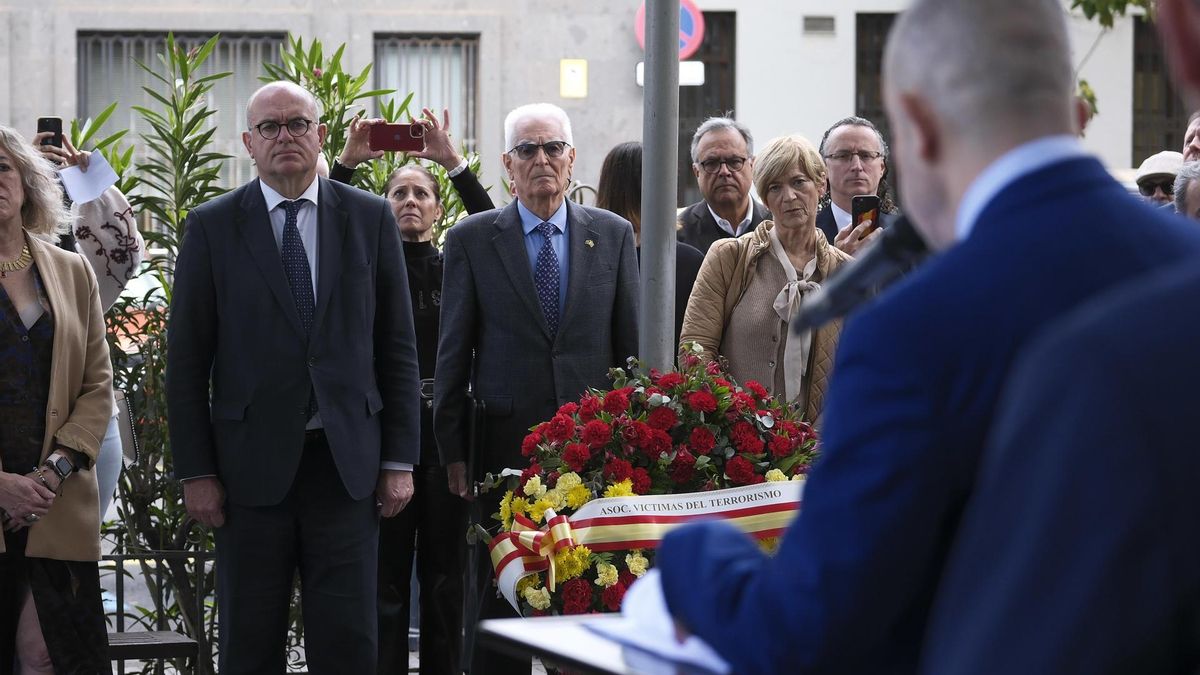 El acto de homenaje estuvo encabezado por el delegado del Gobierno en Canarias, Anselmo Pestana (izquierda), y el presidente de la AVT en las islas, Gilberto Pérez (de espaldas).