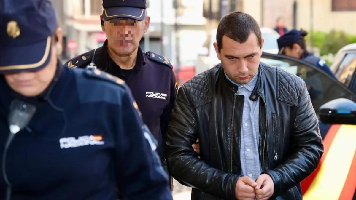 El acusado por el asesinato de su madre llega al primer día del juicio con jurado en la Audiencia de León.