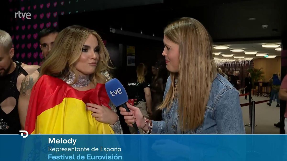 Melody atendiendo a la reportera del Telediario Rocío Merchán