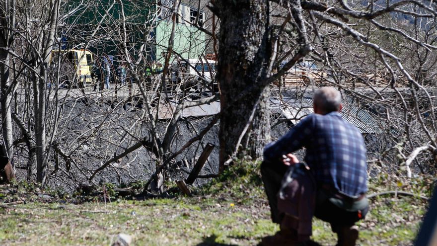 Familiares y amigos de las víctimas durante las labores de búsqueda de las víctimas del accidente en la mina de Cerredo, a 31 de marzo de 2025, en Degaña, Asturias (España). Cinco personas han fallecido y otras cuatro han resultado heridas de consideració