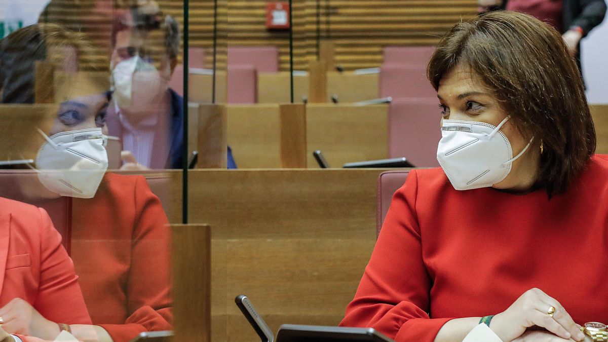 La líder del PPCV, Isabel Bonig, durante una sesión de control