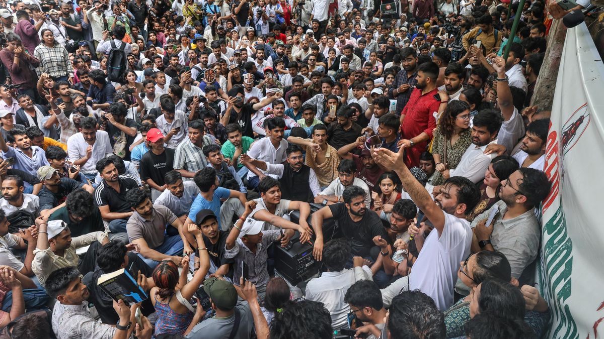 El fundador del CJP, Abhijeet Dipke (abajo a la derecha, con micrófono), junto a otros miembros de la plataforma durante una de las protestas de junio.