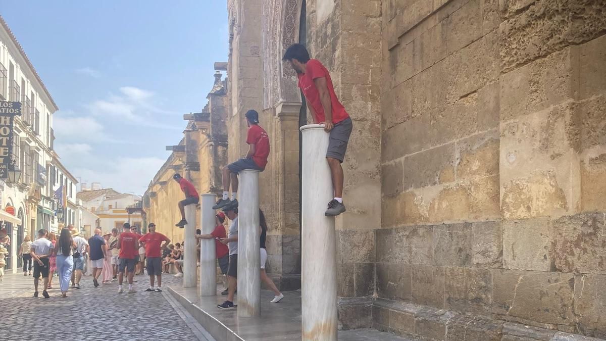 La Policía Local ha identificado a cuatro personas por actos vandálicos en la Puerta del Perdón de la Mezquita.